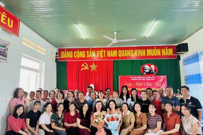 Gặp mặt chia tay giáo viên nghỉ hưu và giáo viên chuyển công tác tại trường TH Trần Phú.