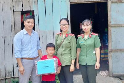 Công an Huyện Lắk trao tặng quà cho em Y Mun Buôn, học sinh trường TH Trần Phú.