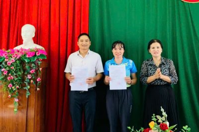 TRAO QUYẾT ĐỊNH ĐẢNG VIÊN CHÍNH THỨC CHO HAI ĐỒNG CHÍ ‘ĐẶNG HỮU GIANG’ VÀ ‘HOÀNG THỊ LIÊN’.