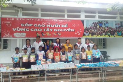 CLB HIẾN MÁU VÙNG TÂY NGUYÊN TẶNG QUÀ CHO CÁC EM TRƯỜNG TH TRẦN PHÚ